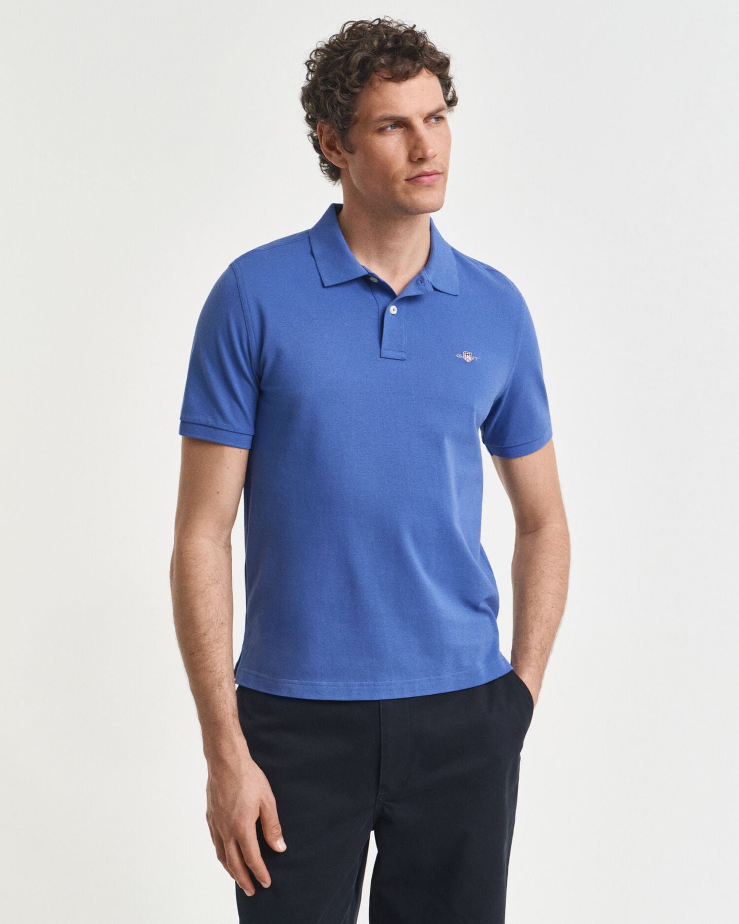 Polo piqué coupe droite avec écusson