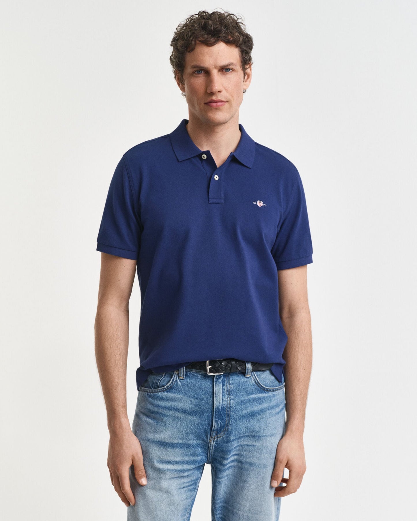 Polo piqué coupe droite avec écusson