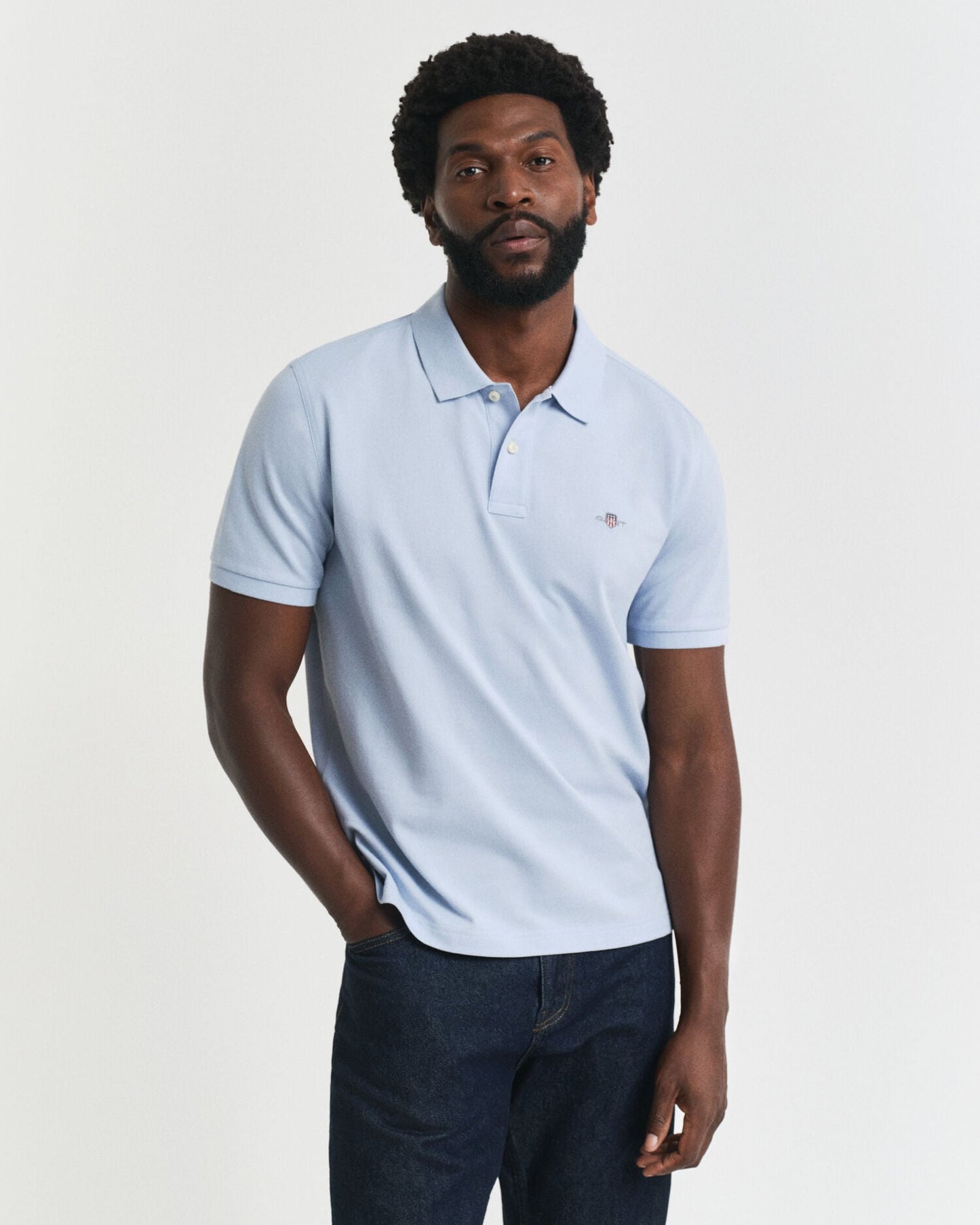 Polo piqué coupe droite avec écusson