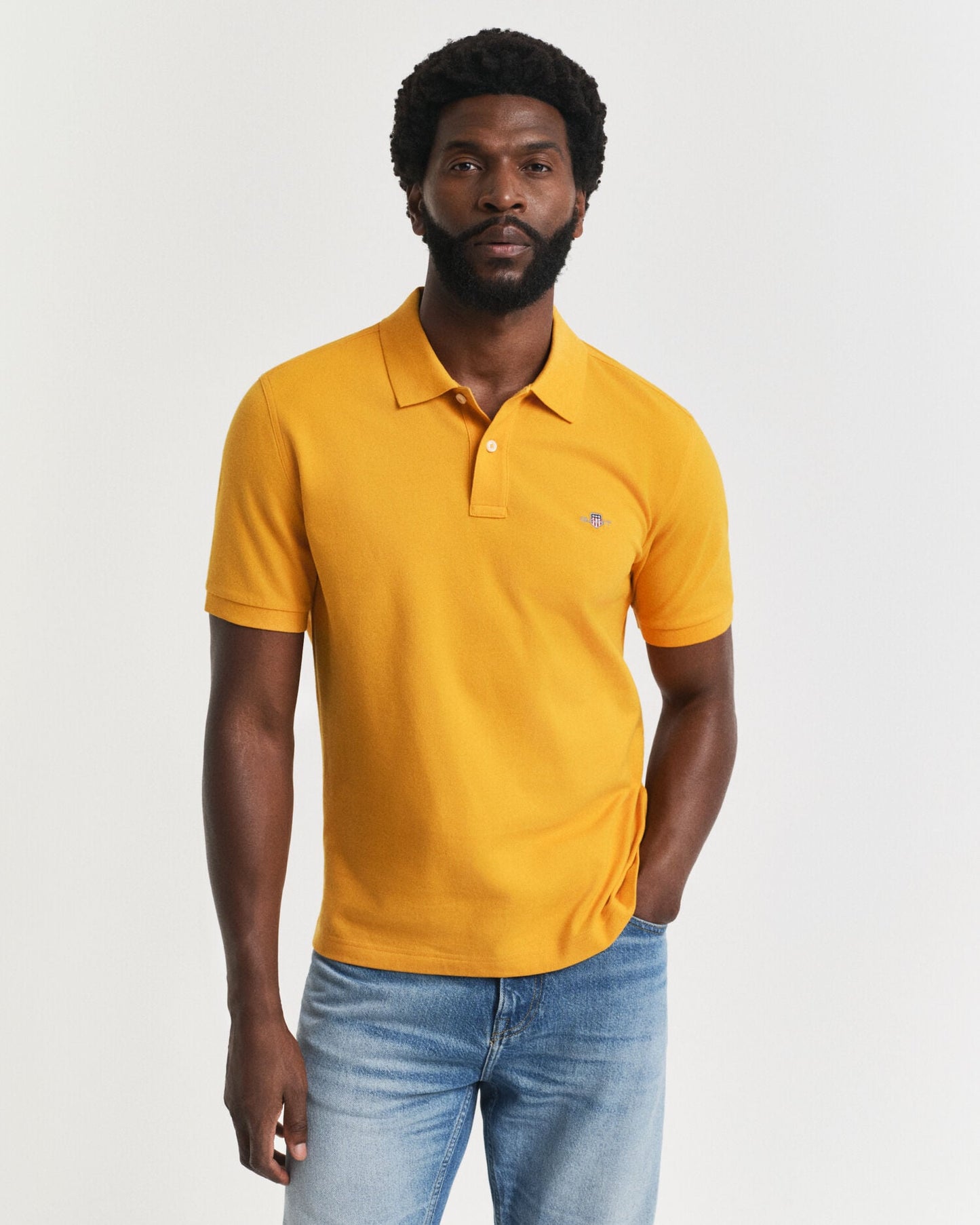 Polo piqué coupe droite avec écusson