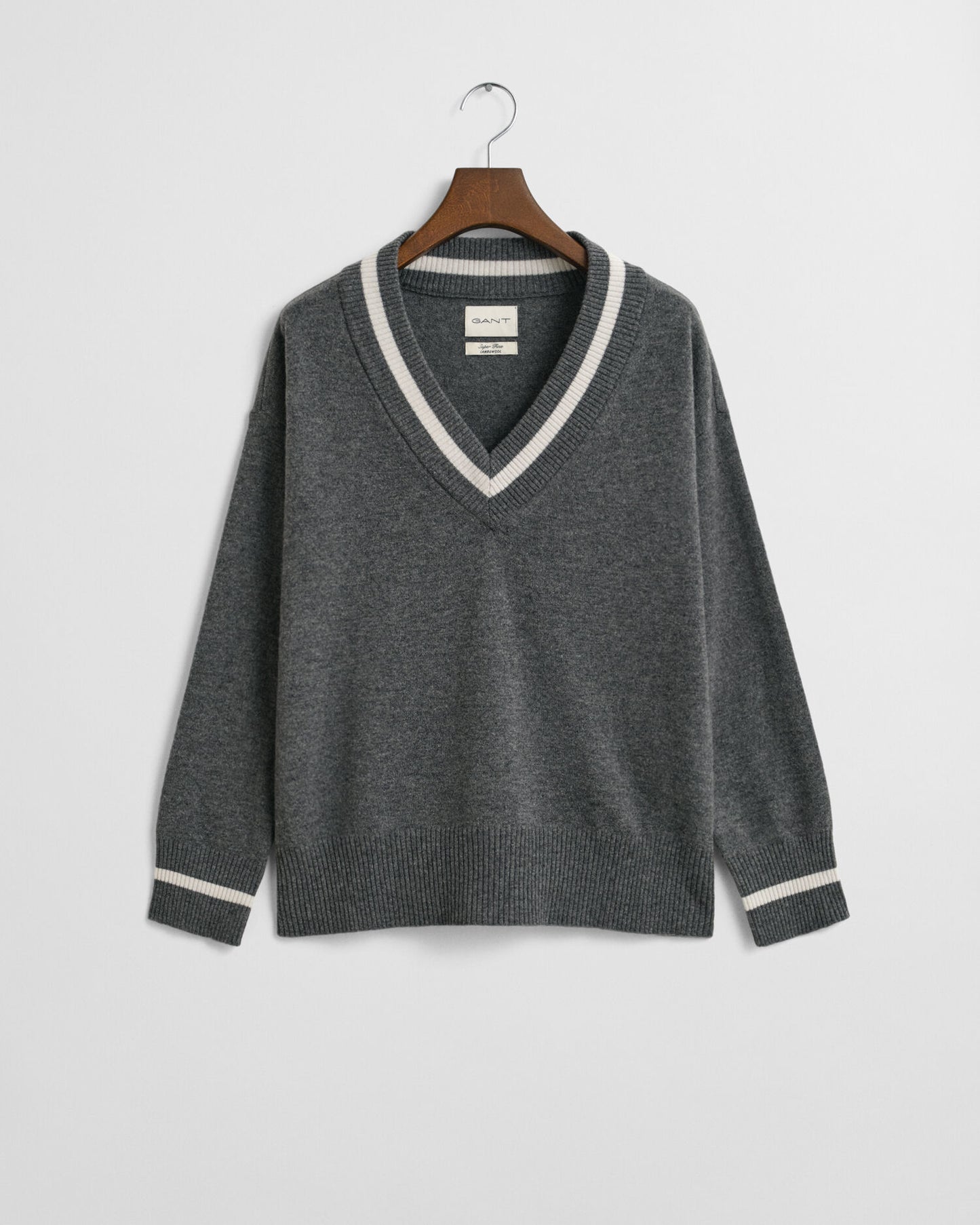 Pull en agneau extrafin col en V contrastant