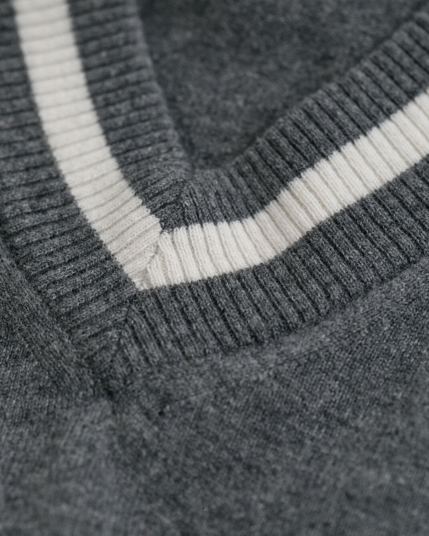 Pull en agneau extrafin col en V contrastant